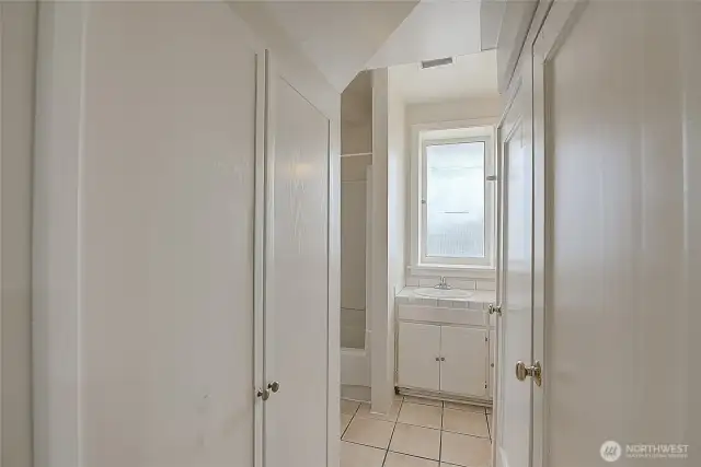Lower unit full bathroom Entry