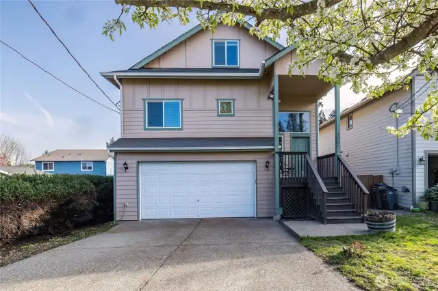 This home has it all, 4 large bedrooms, 3 .5 baths and so much more, let's have a look inside.