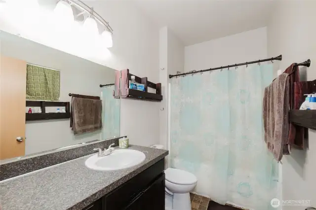 The full primary bath, very nice.