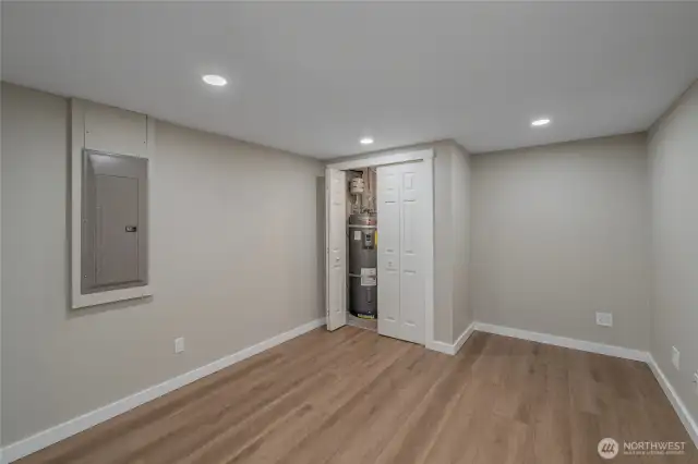 Lower level office/bonus room