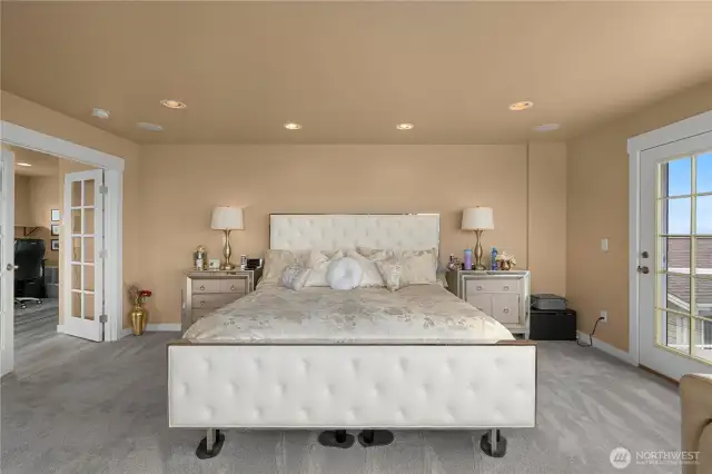 Huge priamry suite with spectacular views and a private balcony.