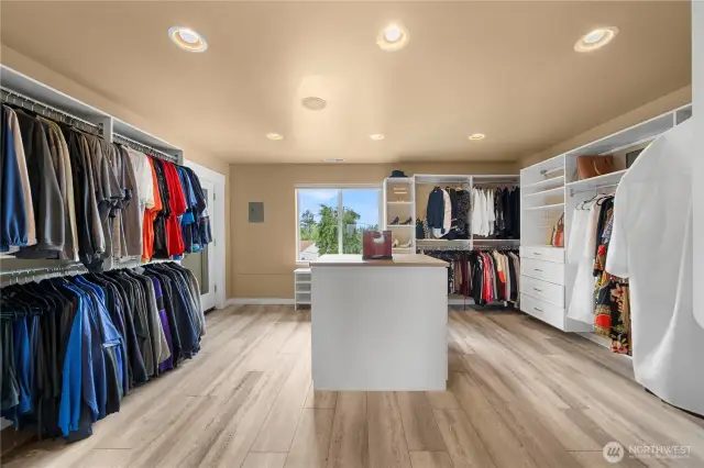 Do you like the idea of a big closet? Look no further!