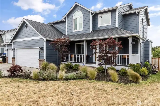 Contrasting colors create eye-catching landscaping.