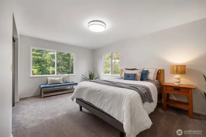 Large guest bedroom, one of 5+