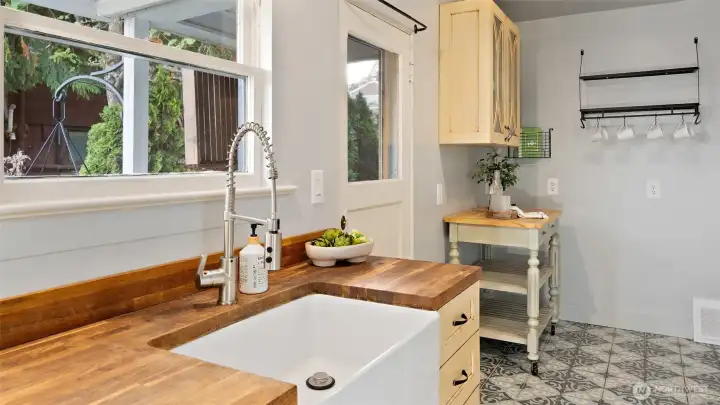 A dream for anyone who loves to cook or entertain, this kitchen features a large apron sink with a sleek pull-down faucet and beautifully maintained butcher block countertops. It’s that perfect blend of practicality and timeless warmth that makes everyday tasks feel a little more special.