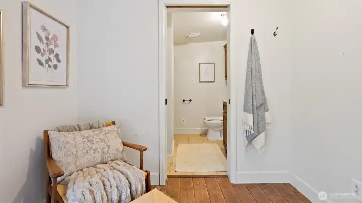 There’s extra space at the foot of the bed - perfect for a cozy sitting area, pet zone, or added furniture. Flexible and functional, it adapts beautifully to your lifestyle.