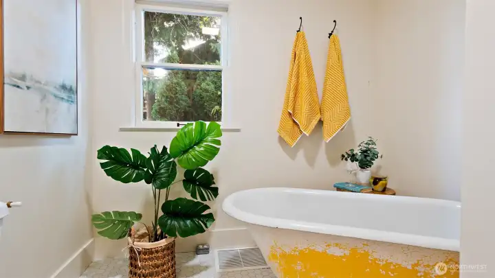 Once a cheerful classic yellow, this sturdy tub brings vintage charm and personality to the space. Its exterior is ready for a refresh, giving you the fun opportunity to choose a color that perfectly suits your style.