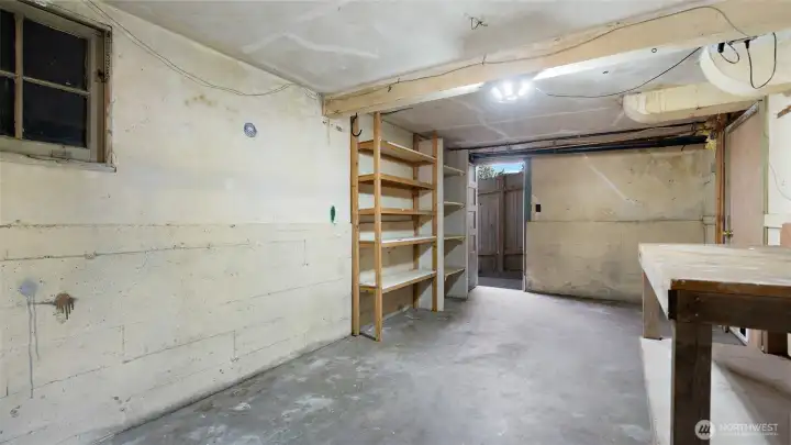 This workshop connects seamlessly to both the front and backyard, with doors on each side for easy access. Whether you’re working on a project or heading out to the garden, everything’s right within reach.