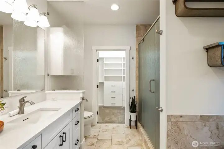 Large bath off primary