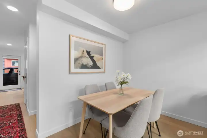 Dining for 4, great for entertaining!