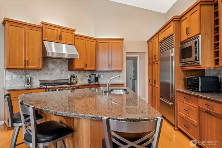Granite countertops and high end appliances are the hallmarks of the kitchen Granite countertops and high end appliances are the hallmarks of the kitchen