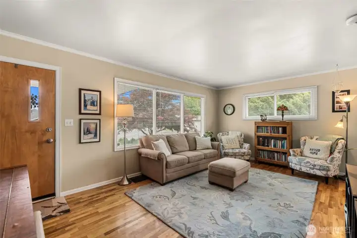 Welcome! Lovely refinished Hardwoods to greet you home. Welcome! Lovely refinished Hardwoods to greet you home.