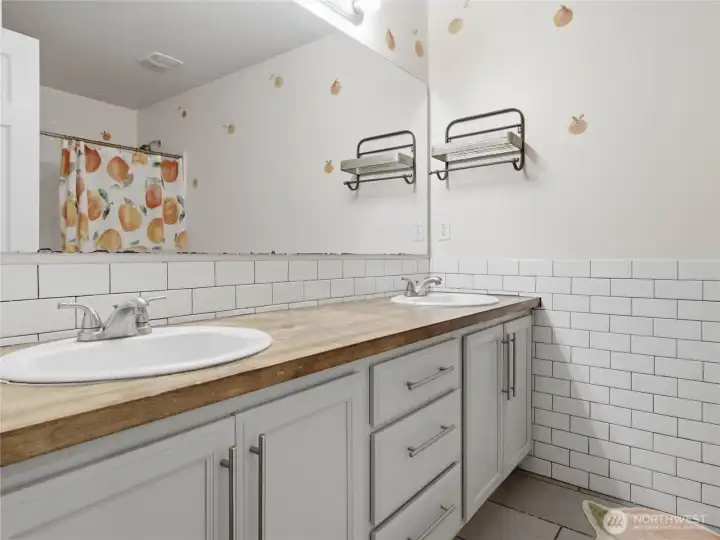 Full bathroom #2