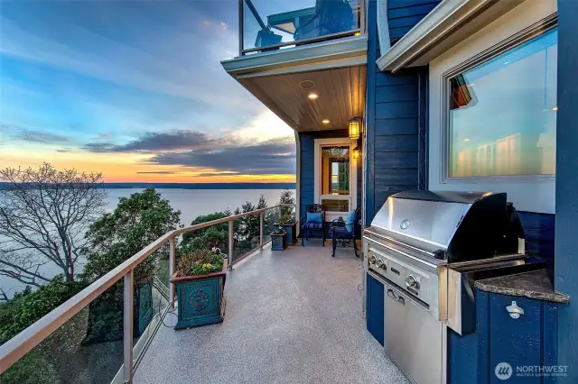 Lynx Pro Series gas built in BBQ system.  With lower cabinet for storage and two drawers.