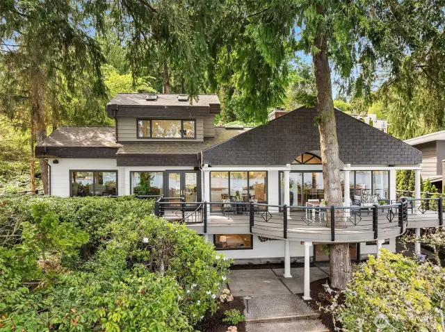 An architectural masterpiece just steps from the water's edge! Brilliant layering of northwest influence with a modern aesthetic gives this residence of presence of style and character.