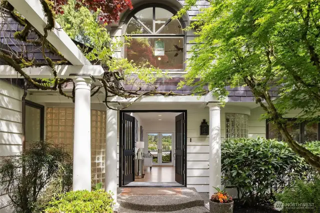 Walk right in the door and experience it all! The light, the view, the airy loftiness ... Take a deep breath & get ready for relaxed sophistication.
