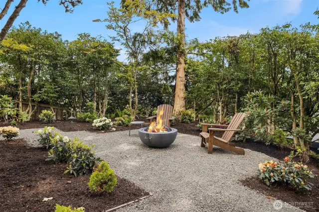Who would have thought you could escape to park like grounds in your very own back yard paradise. Well you can right here at 6014!