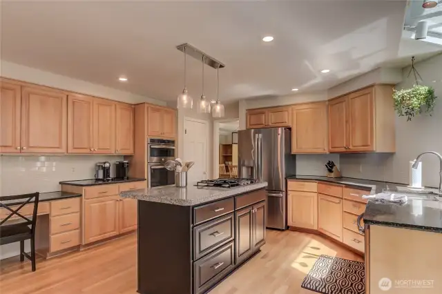 Quartz and granite counters, walk-in pantry