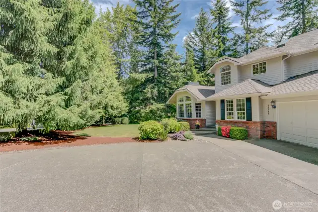 Spacious 3+bedroom on shy acre with 3 car garage +storage