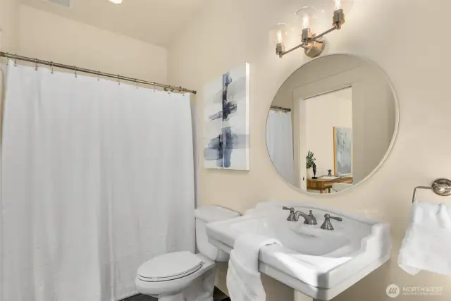 Main floor en-suite bath