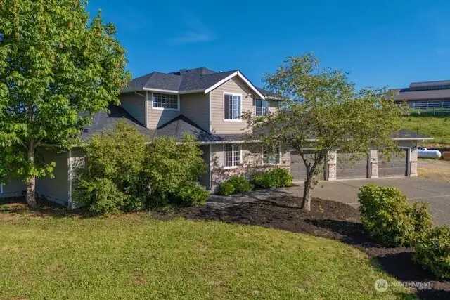 This home boasts amazing curb appeal!