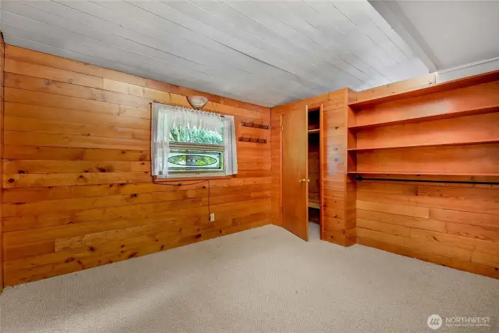 Adu bedroom
