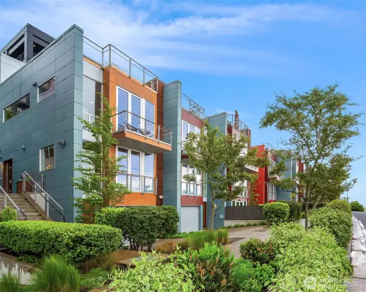 West facing corner unit, featuring floor to ceiling windows