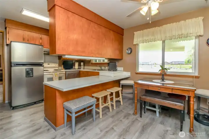 Breakfast bar - sit and chat with the cook.