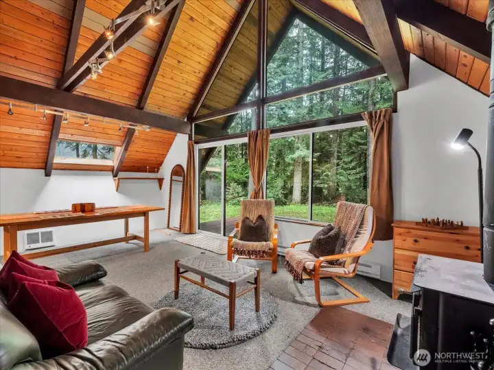 Cozy Family room- 17117 Riverview Way E