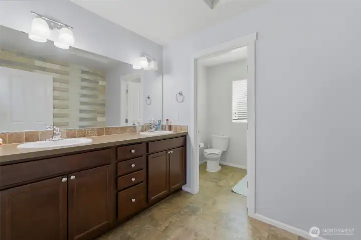 2nd floor guest full bath