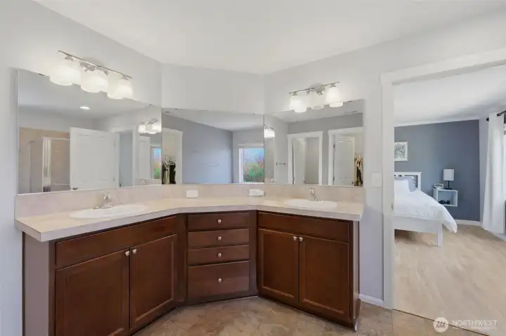 Primary bedroom-Full Bathroom