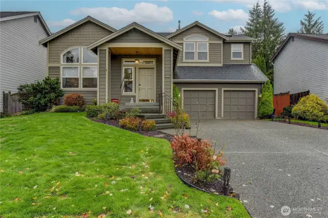 Lovely Hone in the border- Kirkland- Kenmore. Originally built in 1993, the 2017 permit suggests that Lexar Homes may have been involved in a significant remodel or rebuild of the property at that time.
