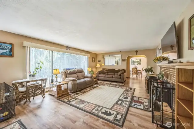 Family Room Features all wood trim, Laminate hardwood floors throgh out upstairs. Mirror Conveys, and tv mount