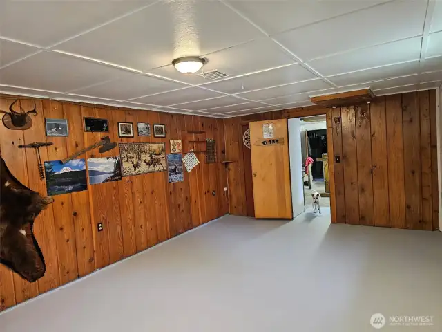 Dog doesnt convey. Down Stairs game room/bonus/ or 4th bedroom.
