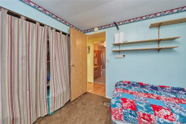 Second bedroom.