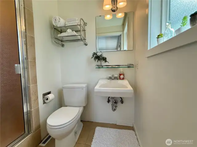 Primary bedroom bathroom.