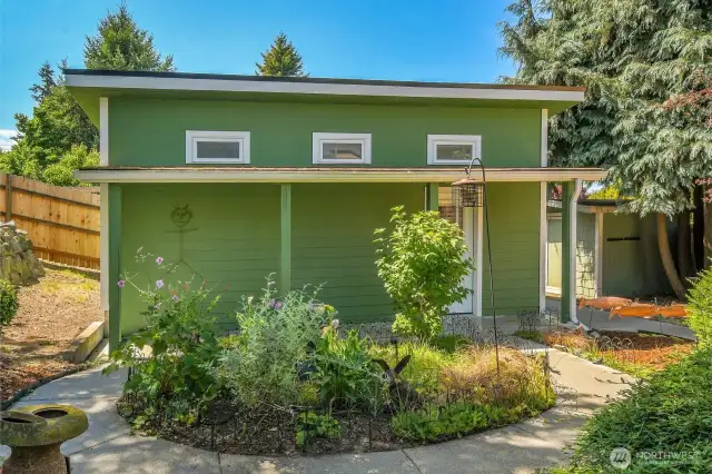 Separate detached workshop.