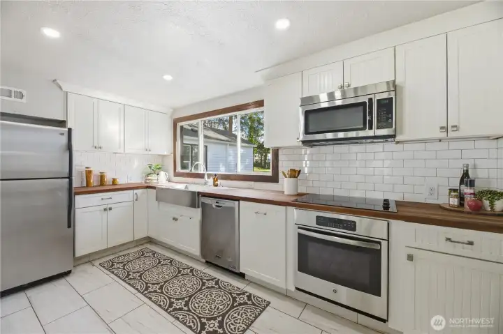 Spacious kitchen with so much cabinet and counter space