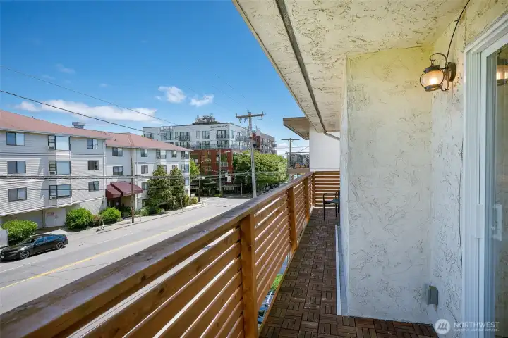 Expansive deck