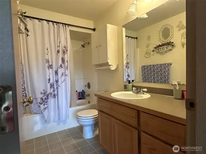 Full en-suite bathroom. Full en-suite bathroom.