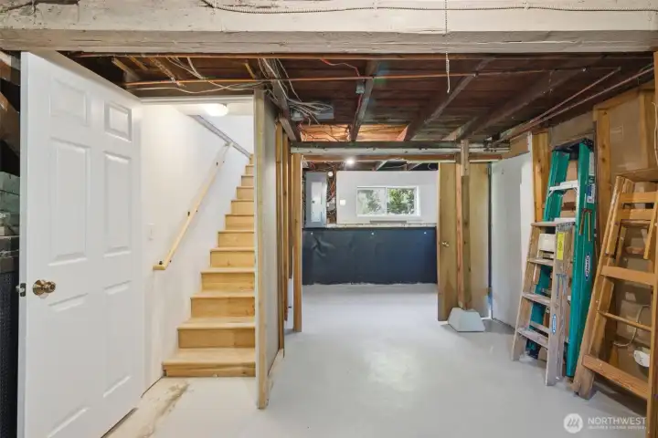 This space offers abundant storage and endless potential, featuring 6-foot ceilings. Updated systems.