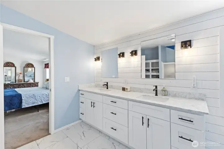 Vanity w/double sinks