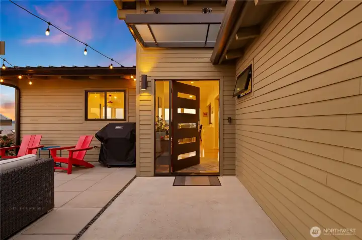 Front entry with secluded front patio