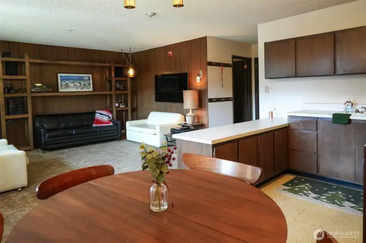 Dining area off kitchen. Dining area off kitchen.