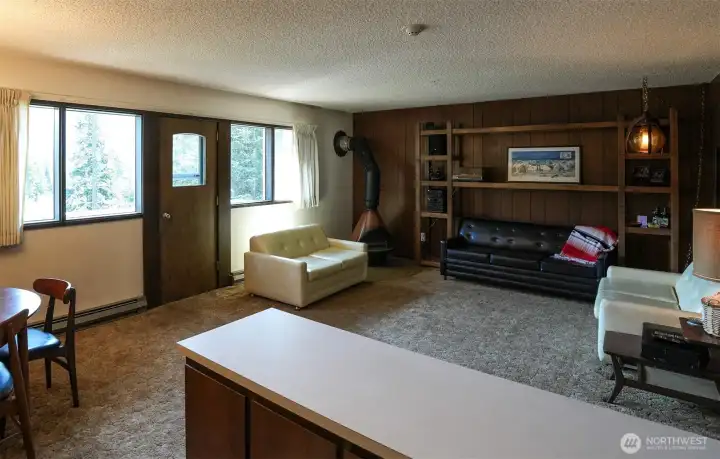 Kitchen has convenient serving bar. Kitchen has convenient serving bar.