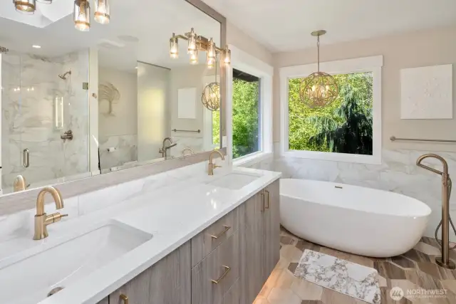 Primary en-suite bath