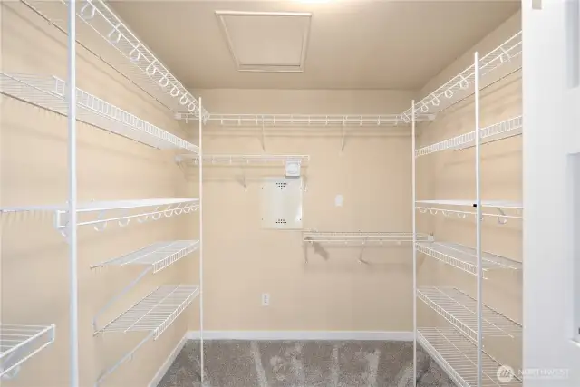 En-suite walk in closet