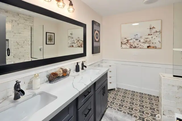 Full bath off hallway