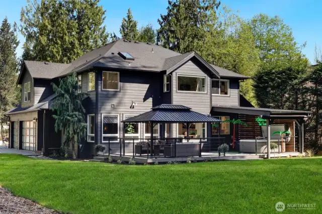 Expansive trex deck: Gazebo, Hot tub/Cold plunge, deck furniture INCLUDED