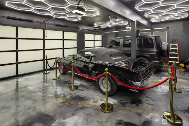 Showroom 3 bay garage